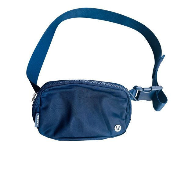 Lululemon Bag Women's Everywhere Navy Nylon Inner Pocket Zip Adjustable Belt - Picture 1 of 8
